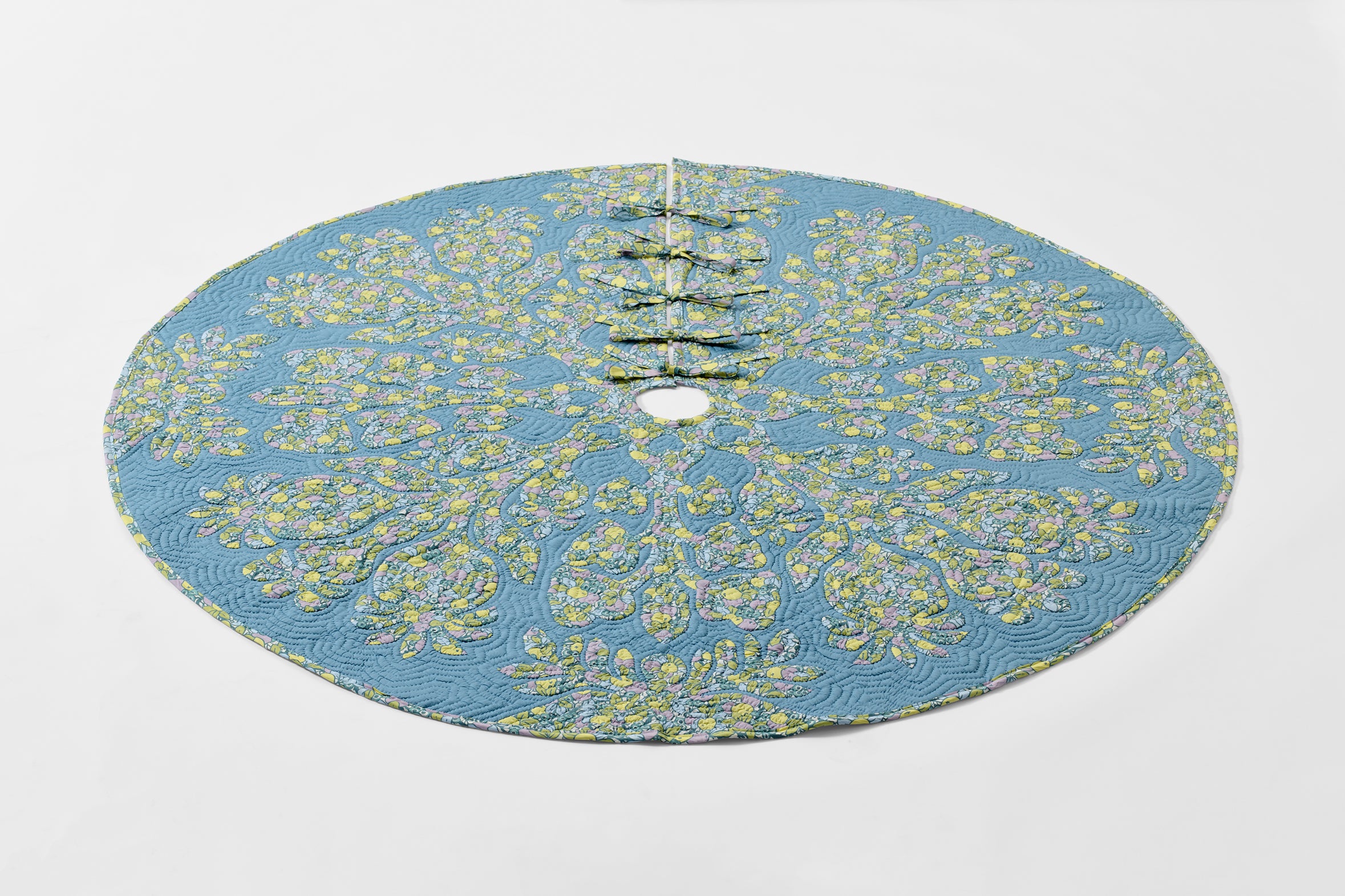 MARCH liberty bonne pomme Hawaiian quilted tree skirt.