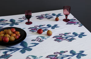 Davide-Fuin-Amethyst-Wine-Glasses-on-Gregory-Parkinson-tablecloth-with-Seckels-in-Black-Wood-Bowl_Default