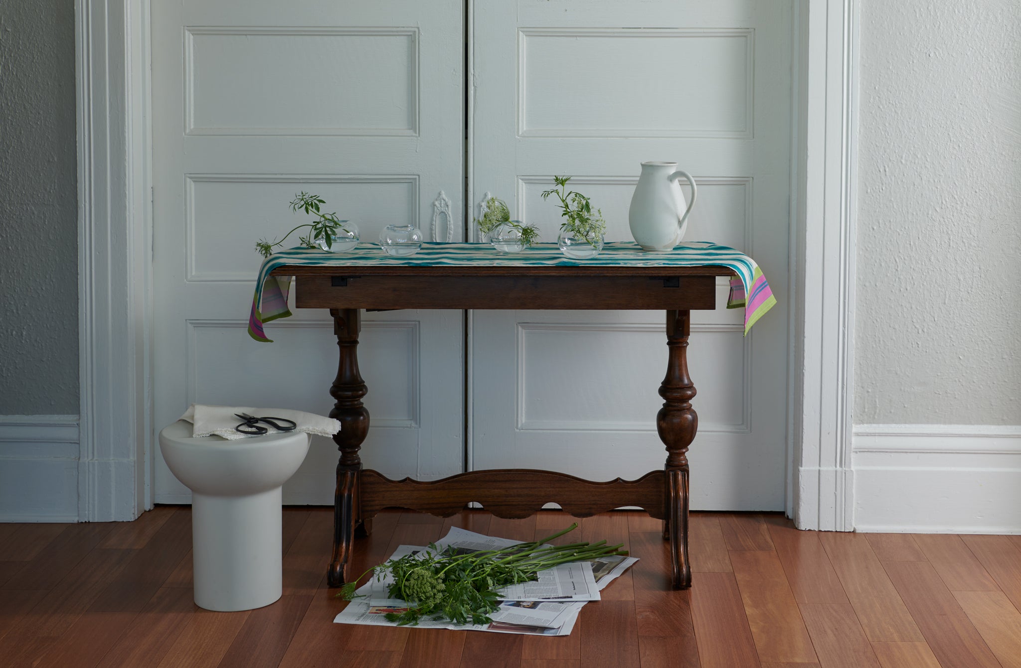 Kate-Hume-Vases-in-situ-with-Faye-Toogood-side-table-and-Lisa-Corti-runner