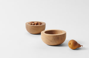 Michael Verheyden oak bowls with nuts and pear.Default