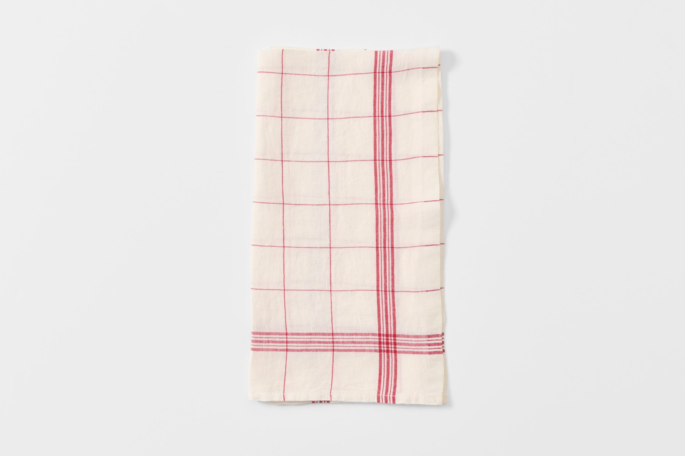 Red and white bistrot kitchen towel folded.