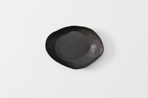 Molosco large matte black serving bowl overhead detail.