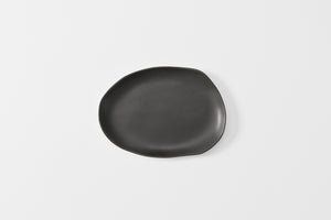 Molosco large matte black serving platter overhead detail.